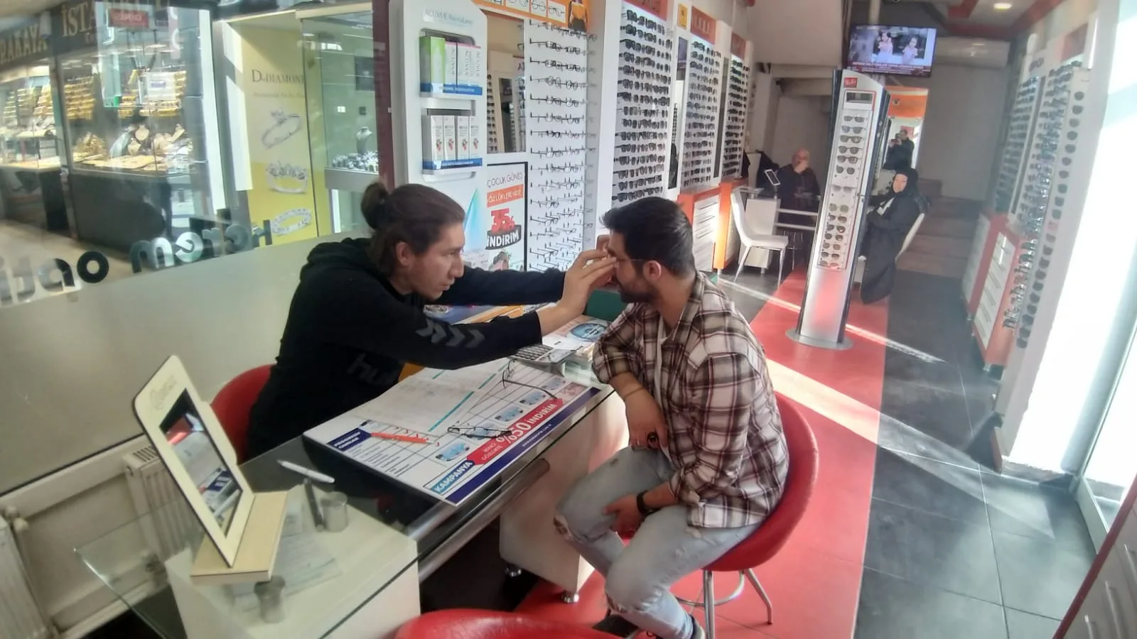 Erzincan’a misafir gelen depremzedelere gözlük hizmeti