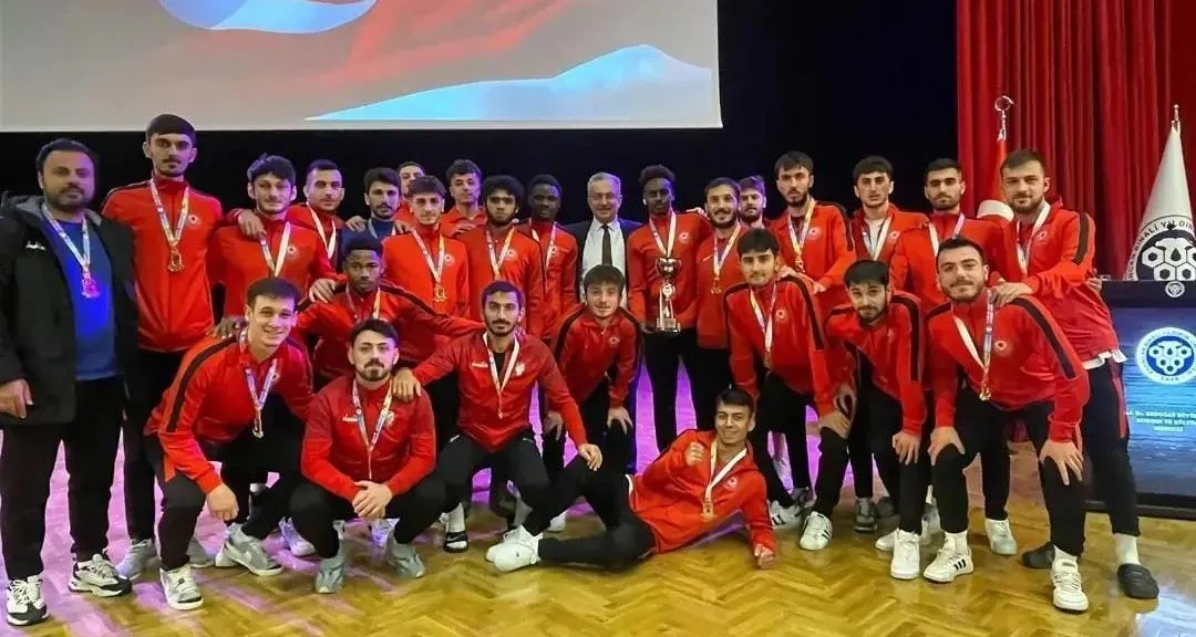 Üniversiteler arası Futbol Turnuvasında derece yapan sporcular Ödülünü rektör Levent’ten aldı