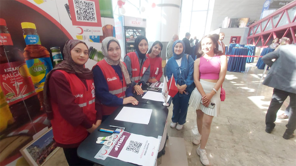 EBYÜ KAMPÜSÜNDE “KIZILAY GÖNÜLLÜSÜ” STANDI KURULDU